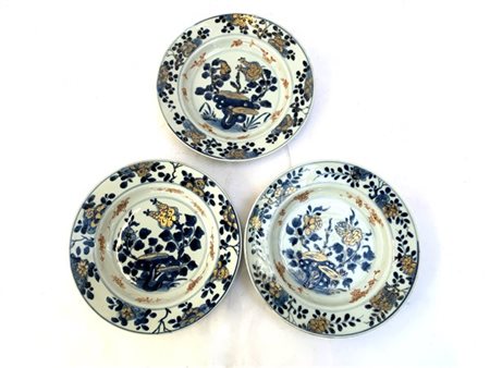 Gruppo di tre piatti in porcellana policroma a decoro floreale
Cina, sec VIII
(