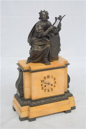 Orologio da tavolo con cassa in marmo e scultura in bronzo. Movimento al quarzo