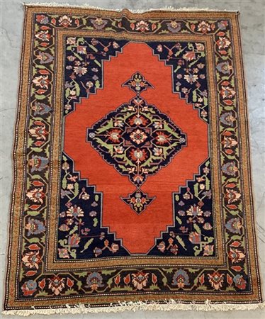 Tappeto Karabagh, Persia, secolo XX. Decoro con medaglione con puntali a fondo