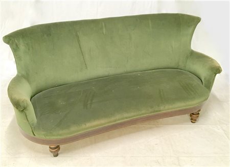 Divano a due posti con piedi torniti e rivestimento in velluto verde, secolo XI