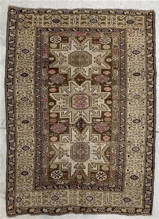 Tappeto Lesghi, Caucaso, fine secolo XIX.
Decoro con tre medaglioni a croce gre