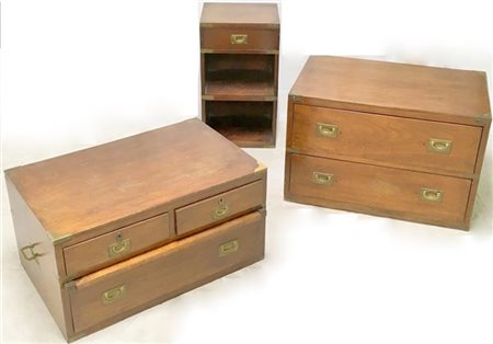 Lotto composto da un comodino e due cassettiere sovrapponibili in stile navy di