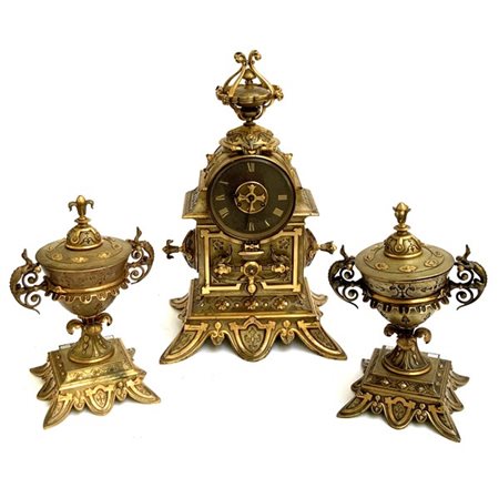 MUSY A TURIN. Trittico da camino Formato da una pendola e due vasi biansati in