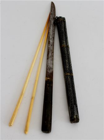 Set composto da due bacchette in avorio e un tagliacarte con impugnatura in oss