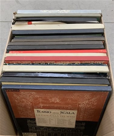 Lotto di due cartoni contenenti numerosi vinili principalmente di musica classi