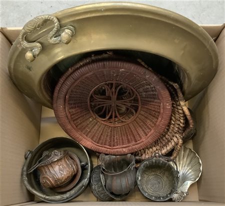 Cartone contenete una fioriera e numerosi piccoli secchielli in rame ed altri m