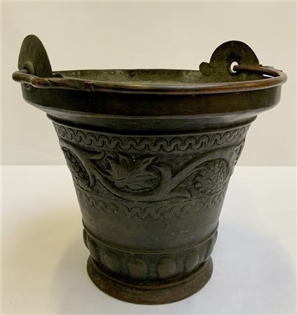 Antico secchiello in rame sbalzato con fascia a grappoli d'uva e base baccellat