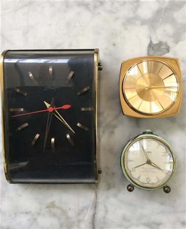 Lotto composto da tre orologi da scrivania di materiali diversi. Anni '40/'50.