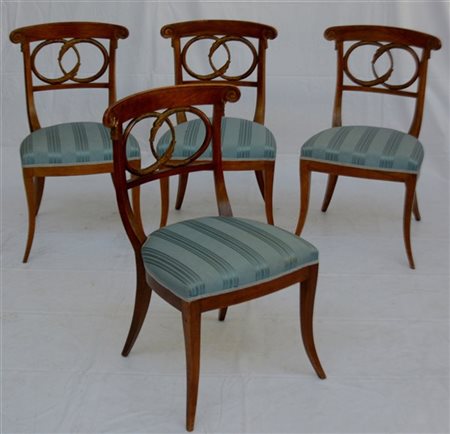 Gruppo di quattro sedie con gambe mosse, schienali a giorno con cartelle decora