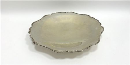 Centrotavola in argento con bordo polilobato decorato a cordonatura (d cm 33) (