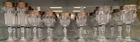 Servizio di bicchieri in cristallo molato decorato a motivi in oro composto da