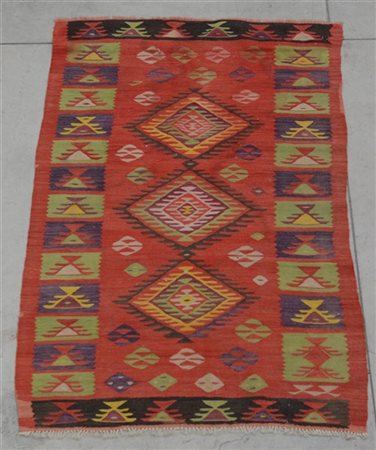 Tappeto Kilim, anatolia, inizio secolo XX.
Decoro con tre medaglioni romboidali