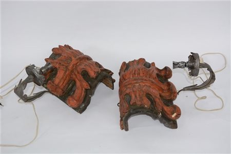 Coppia di applique ad una luce in legno e metallo decorate a motivi fogliati in