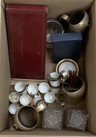 Cartone contente oggetti per la tavola fra cui tre postate per bambino e due a