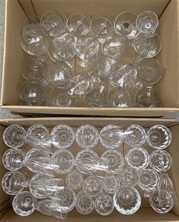 Lotto di due cartoni contenenti numerosi bicchieri in cristallo di due fatture