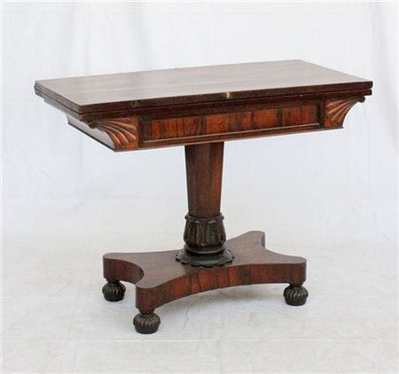 Tavolino da gioco lastronato in palissandro con fusto a colonna su base sagomat