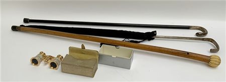 Lotto composto da un bastone da passeggio e un ombrello da signora con manici i