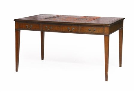 Scrivania a tre cassetti e tre finti cassetti, gambe rastremate, piano in maroc