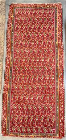 Tappeto Kilim Sharkoi, Turchia, secolo XX
Decoro floreale all-over su fondo ros