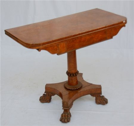 Tavolino da gioco con piano a libro, fusto a colonna poggiante su base quadripo