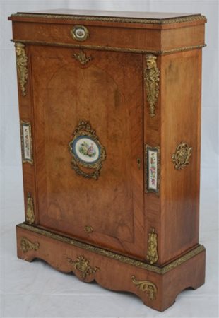 Piccola credenza ad uno sportello lastronato, decorato con filettature e intars