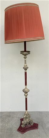 Piantana a tre luci in metallo argentato con fusto e base rivestiti in velluto