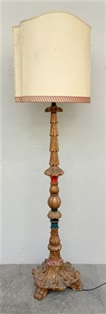 Piantana a tre luci in legno intagliato e dipinto con decoro a motivi fogliacei