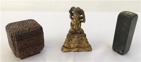Lotto composto da un Buddha in metallo dorato, un fermacarte in giada verde ed