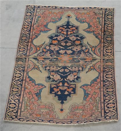 Tappeto Sarouk, Persia, fine secolo XIX.
Decoro con grande medaglione blu su fo