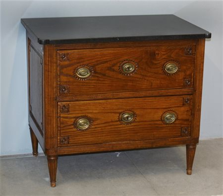 Comoncino a due cassetti in legno intagliato, gambe rastremate, piano in marmo