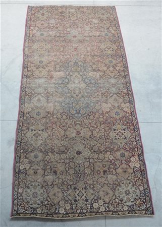 Tappeto Kirman, Persia, secolo XX.
Decoro con medaglione azzurro su fondo cicla