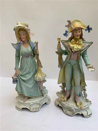 Manifattura tedesca, coppia di sculture in bisquit parzialmente dipinta con fig