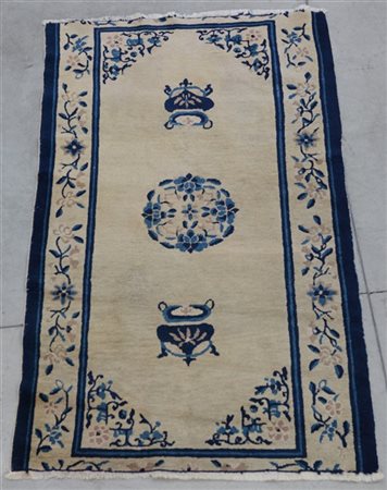 Tappeto Cina, secolo XX.
Decoro con medaglione floreale azzurro e blu su fondo