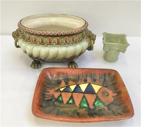 Lotto composto da un piatto firmato De Simone, un centrotavola liberty ed un va