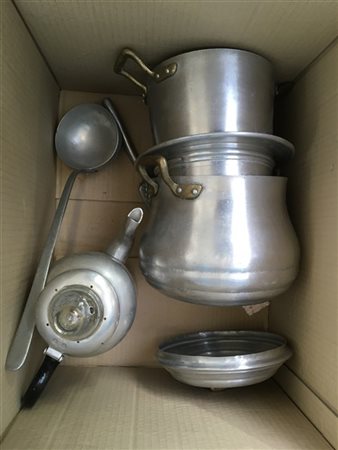 Cartone contenente una lampada in ferro battuto e laccata e alcuni oggetti in a