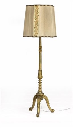 Lampada da terra tripode con fusto in legno intagliato, dorato e laccato (h cm