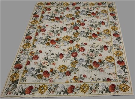 Tappeto piccolo punto di moderna manifattura. Decoro floreale policromo su fond