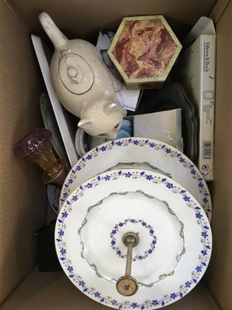 Lotto composto da un cartone con numerosi oggetti vari (difetti)