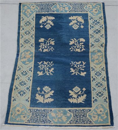 Tappeto Cina, secolo XX.
Decoro con file di rami fioriti beige e nocciola su fo