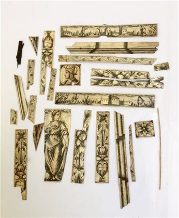 Lotto composto da numerose antiche placche per intarsio in avorio inciso (difet