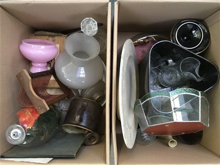 Lotto composto da due cartoni contenenti numerosi oggetti di diverso decoro e f