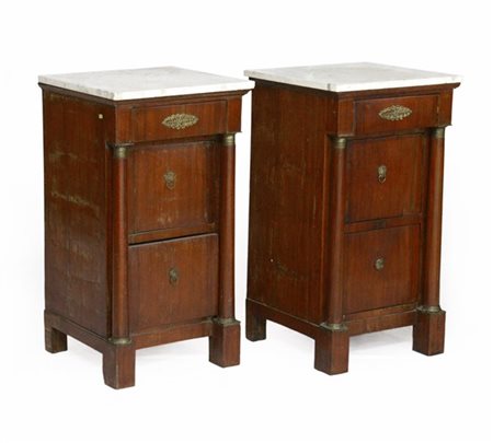 Coppia di comodini lastronati in noce ad un cassetto sottopiano, uno sportello