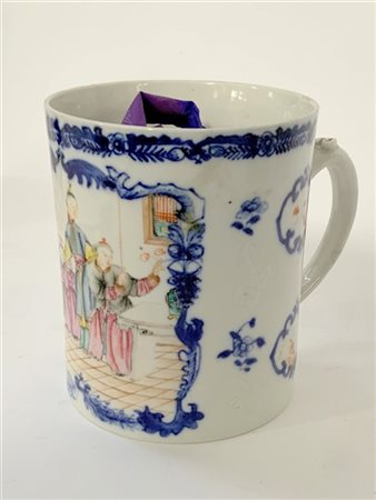 Boccale in porcellana Compagnia delle Indie con decoro a figure in paesaggio��C