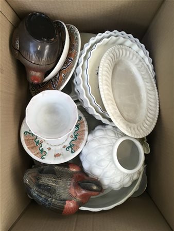 Cartone contenente numerosi oggetti in porcellana e ceramica di diverso decoro