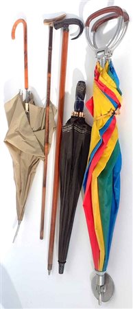 Lotto composto da tre ombrelli e due bastoni da passeggio (difetti)