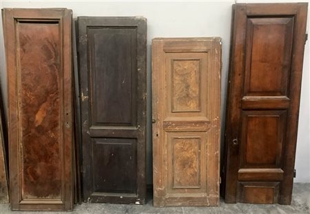 Lotto composto da quattro coppie di ante da armadio in legno (h max cm 146) (di