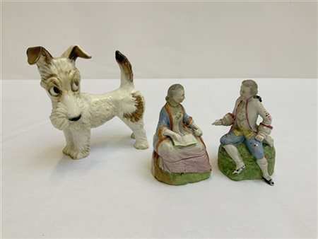 Lotto composto da una coppia di piccoli contenitori in ceramica policroma con f