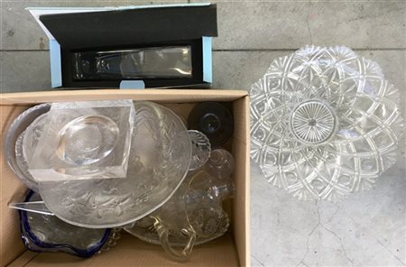 Cartone contenente numerosi oggetti in vetro e cristallo (difetti)