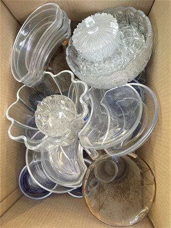 Cartone contenente due parti di servizi in bicchieri e altri oggetti in vetro e