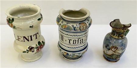 Lotto composto da due albarelli ed una brocca in maiolica policroma di diversa